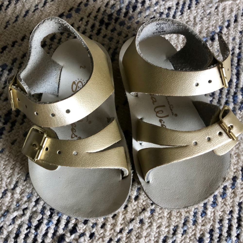See Wee Sun San Hoy sandals